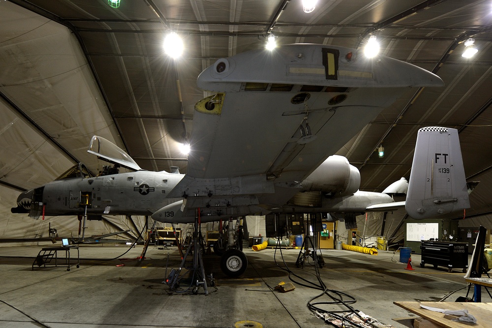 A-10 Thunderbolt II maintenance