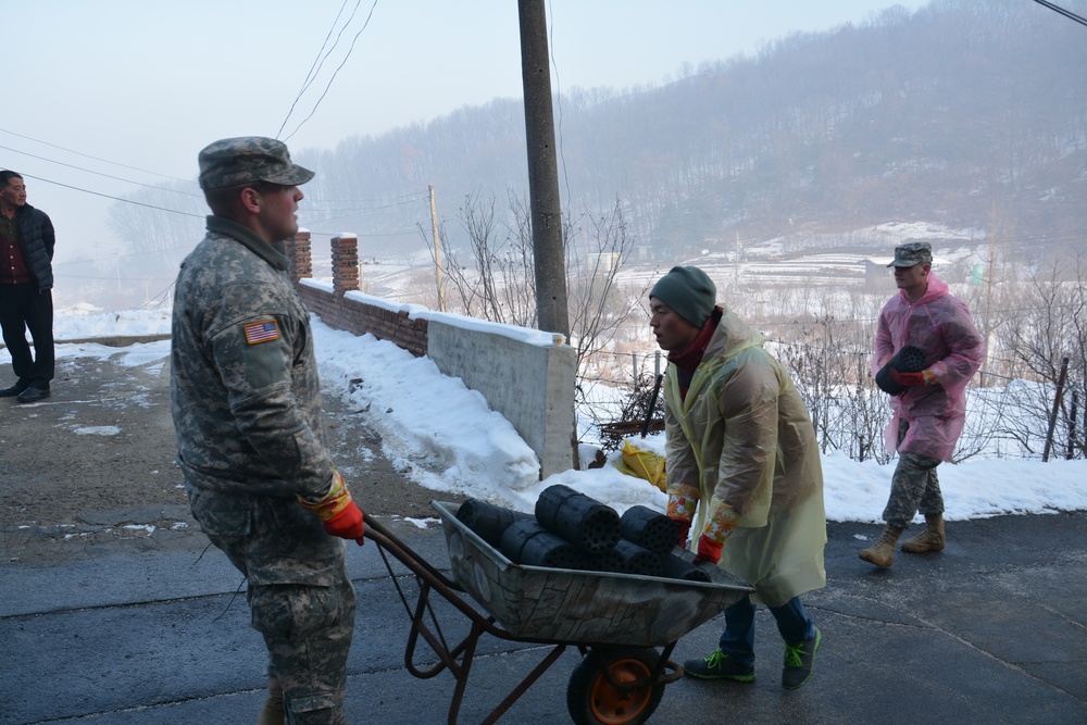 2ID soldiers deliver charcoal during GPO charity event