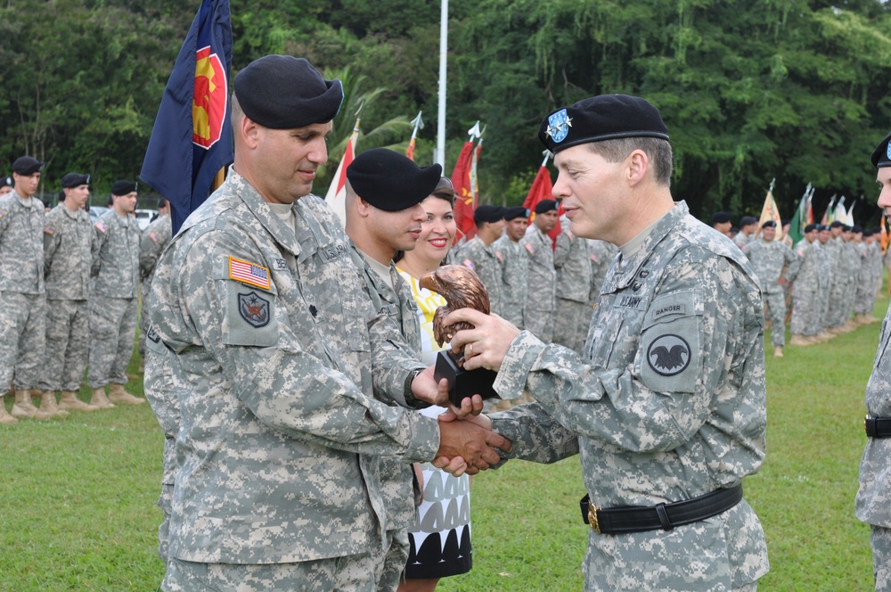 Lt. Gen. Talley presents award to 1st MSC