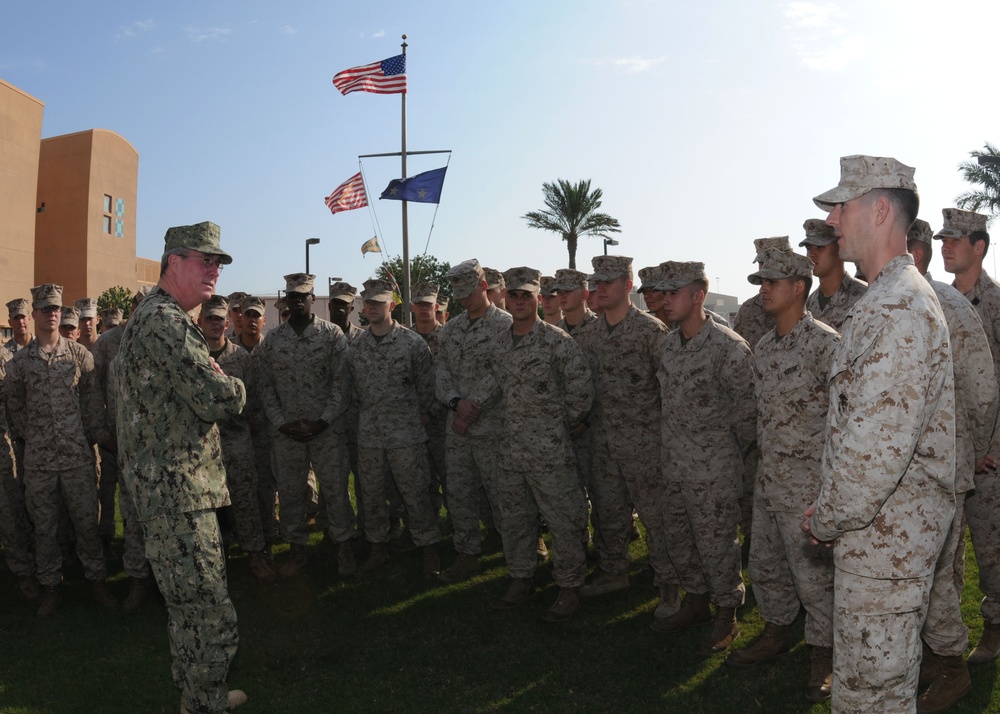 Commander of US Naval Forces Central Command speaks with Marines