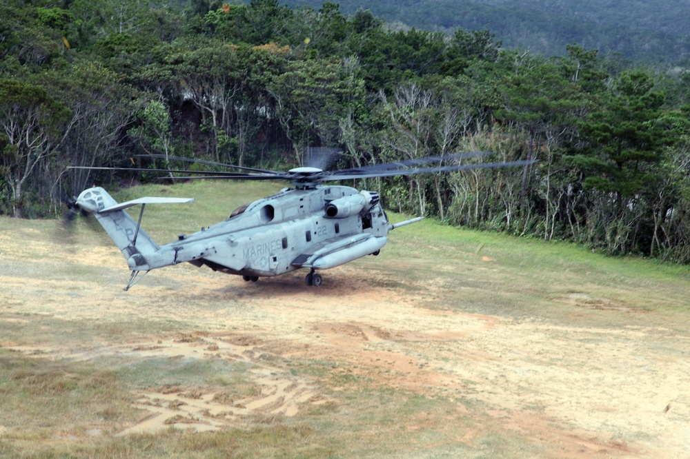 Super Stallions train for confined area landings