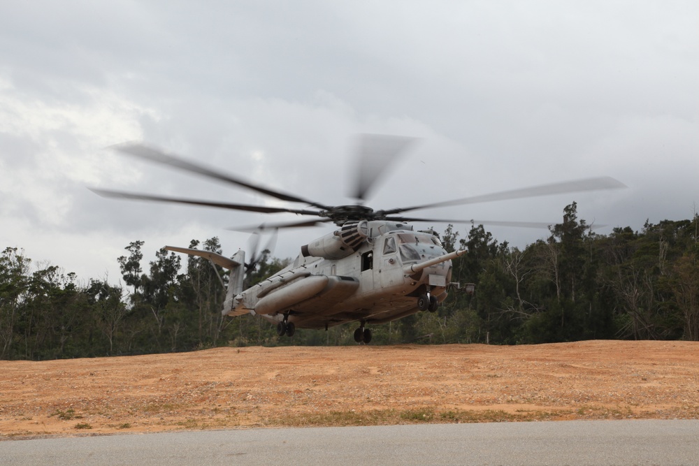 Super Stallions train for confined area landings