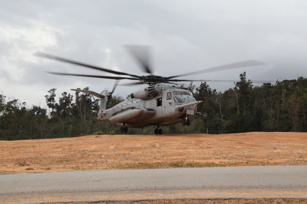 Super Stallions train for confined area landings