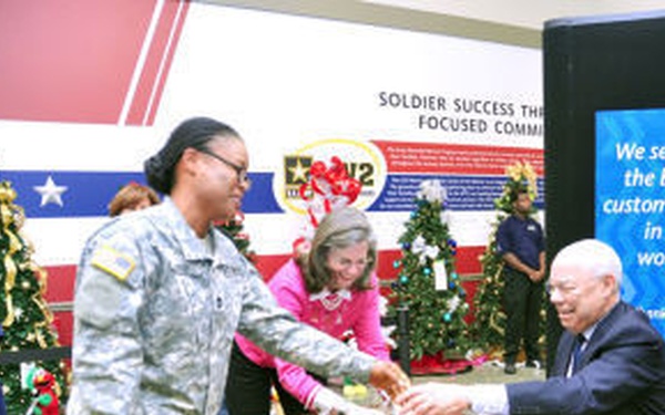 Colin Powell book tour Fort Belvoir Exchange