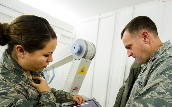 TCM commander learns X-ray techniques