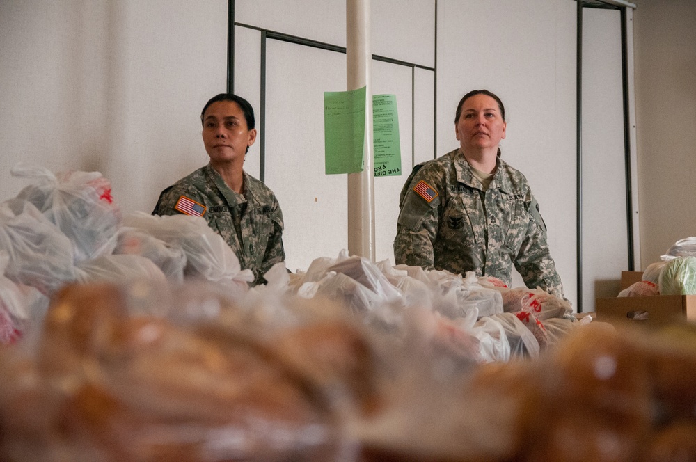 Soldiers volunteer to help those in need with food