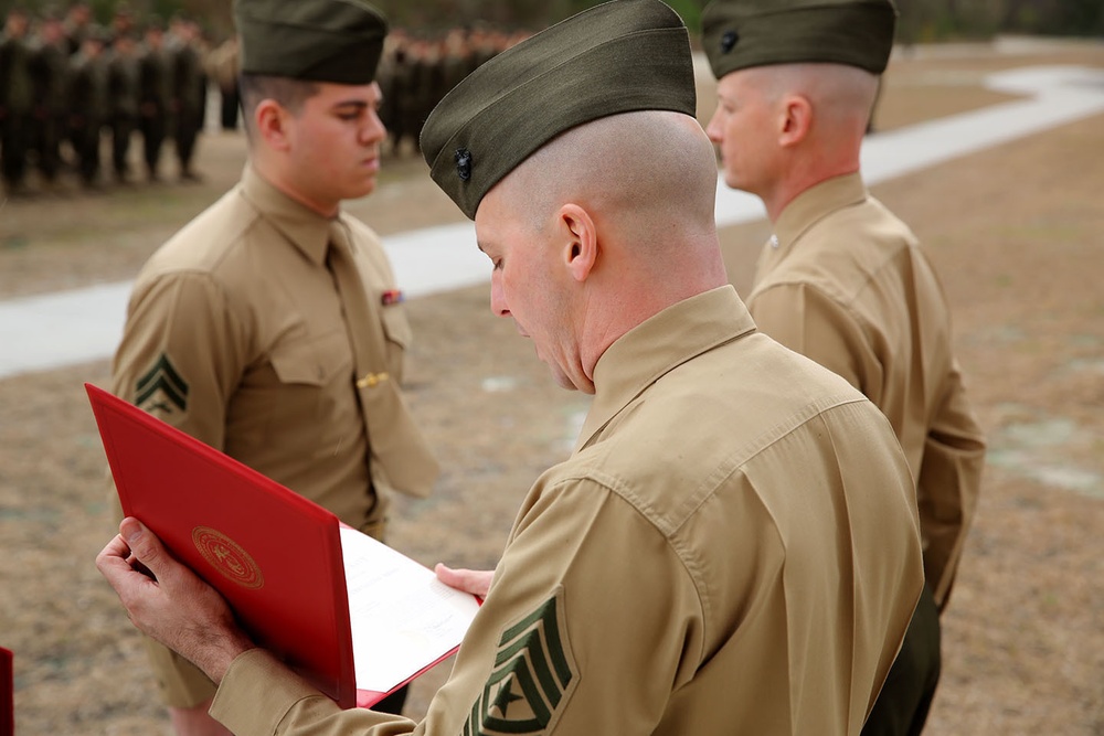 Marine receives award for rescuing young girl