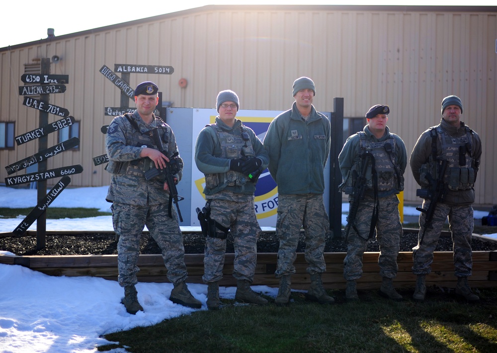 Ohio Air National Guard airmen team up with Swanton Lions Club to spread holiday cheer