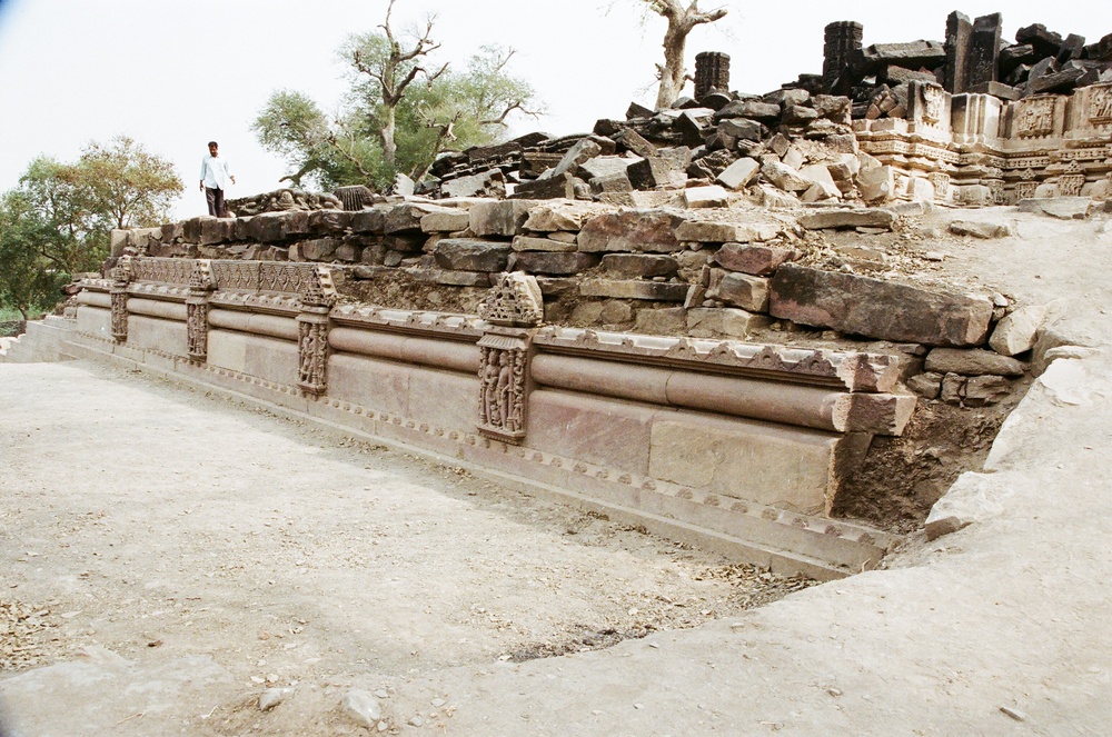 HSI returns ancient statues to India