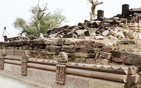 HSI returns ancient statues to India