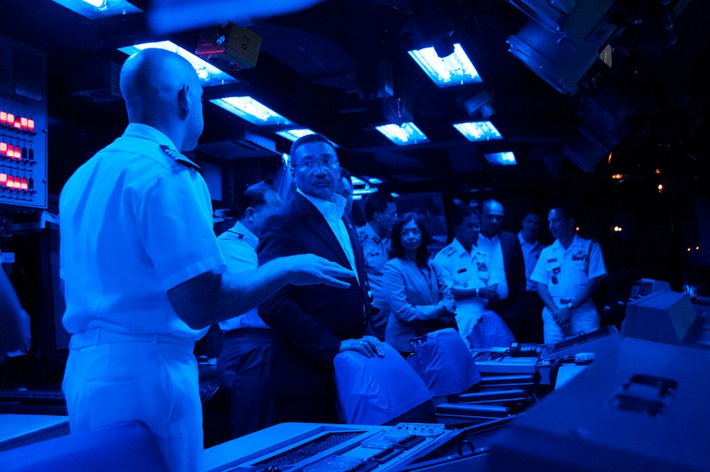 Malaysian minister of defense visits USS Lake Erie