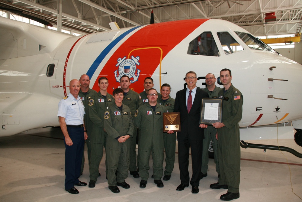Aviation Training Center Mobile Coast Guardsmen receive national law enforcement award