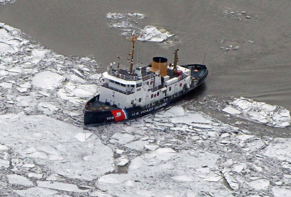 Coast Guard conducts icebreaking operations on Hudson River