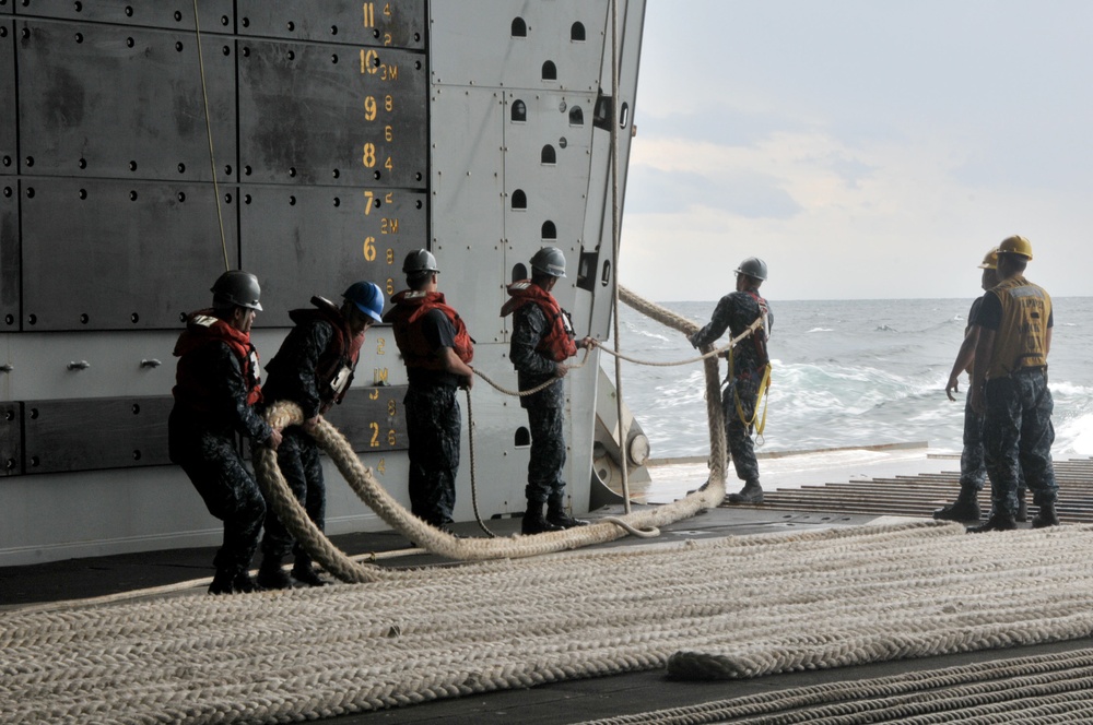 Emergency towing exercise aboard USS New York and USS Samuel B. Roberts