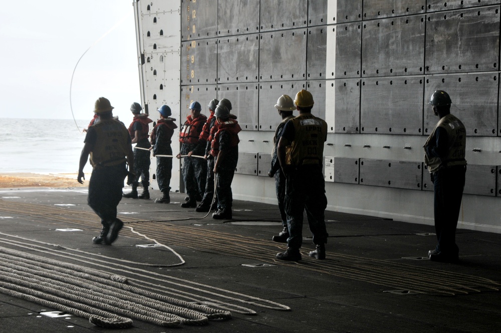 Emergency towing exercise aboard USS New York and USS Samuel B. Roberts