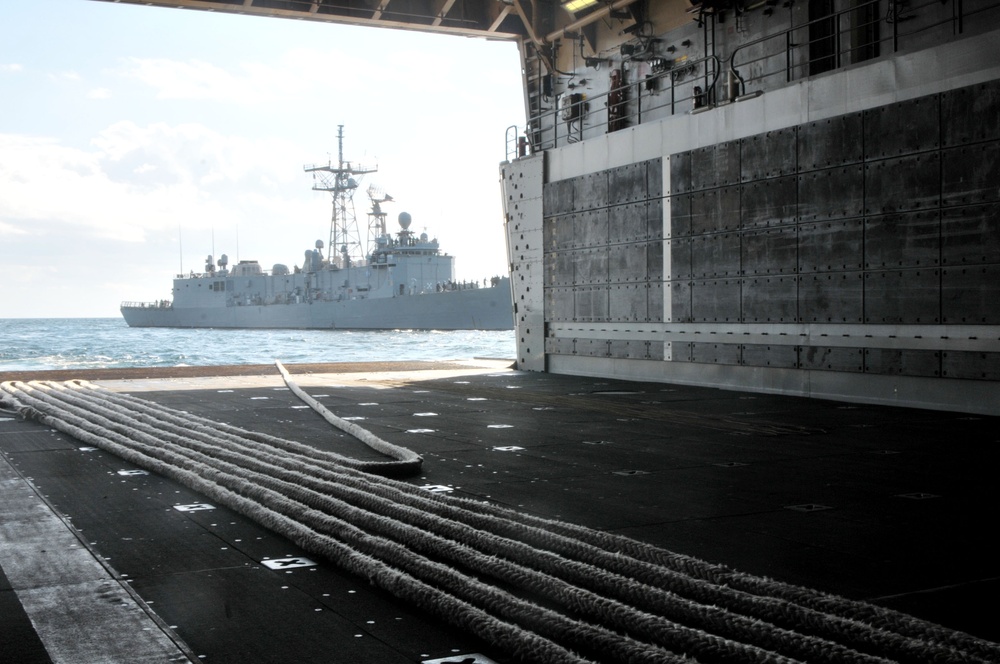 Emergency towing exercise aboard USS New York and USS Samuel B. Roberts