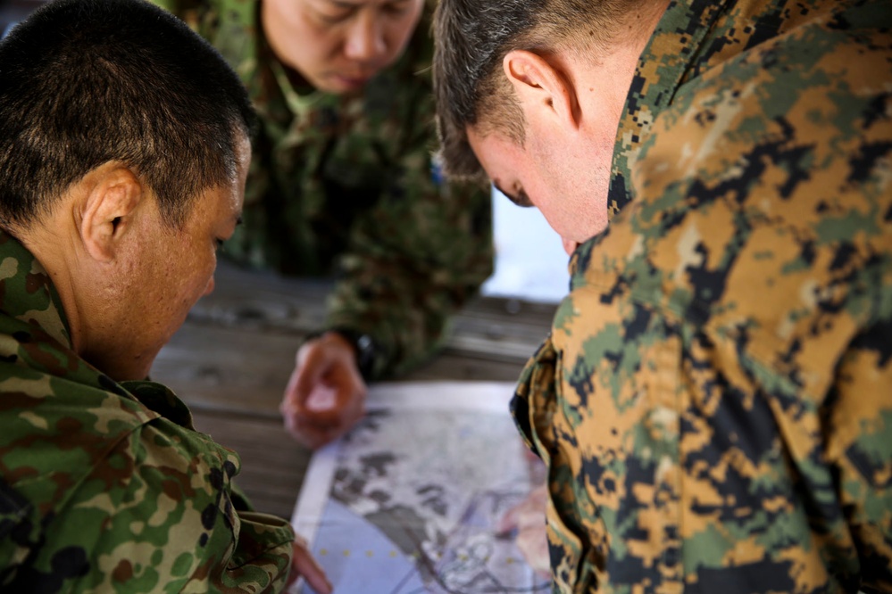 Marines teach Japanese land navigation