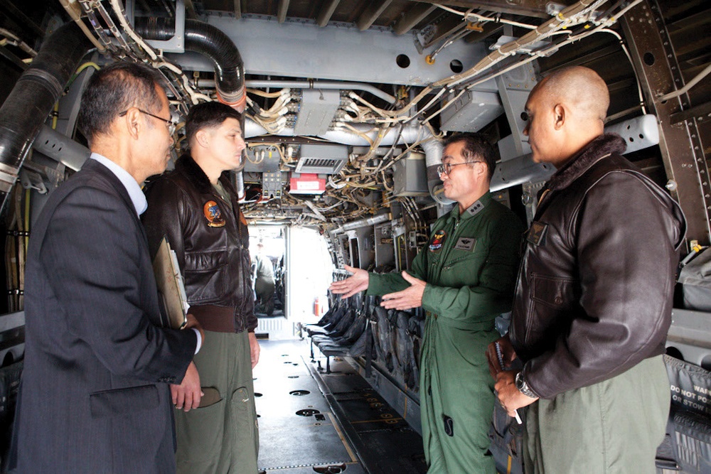 JASDF General tours MCAS Futenma, Osprey