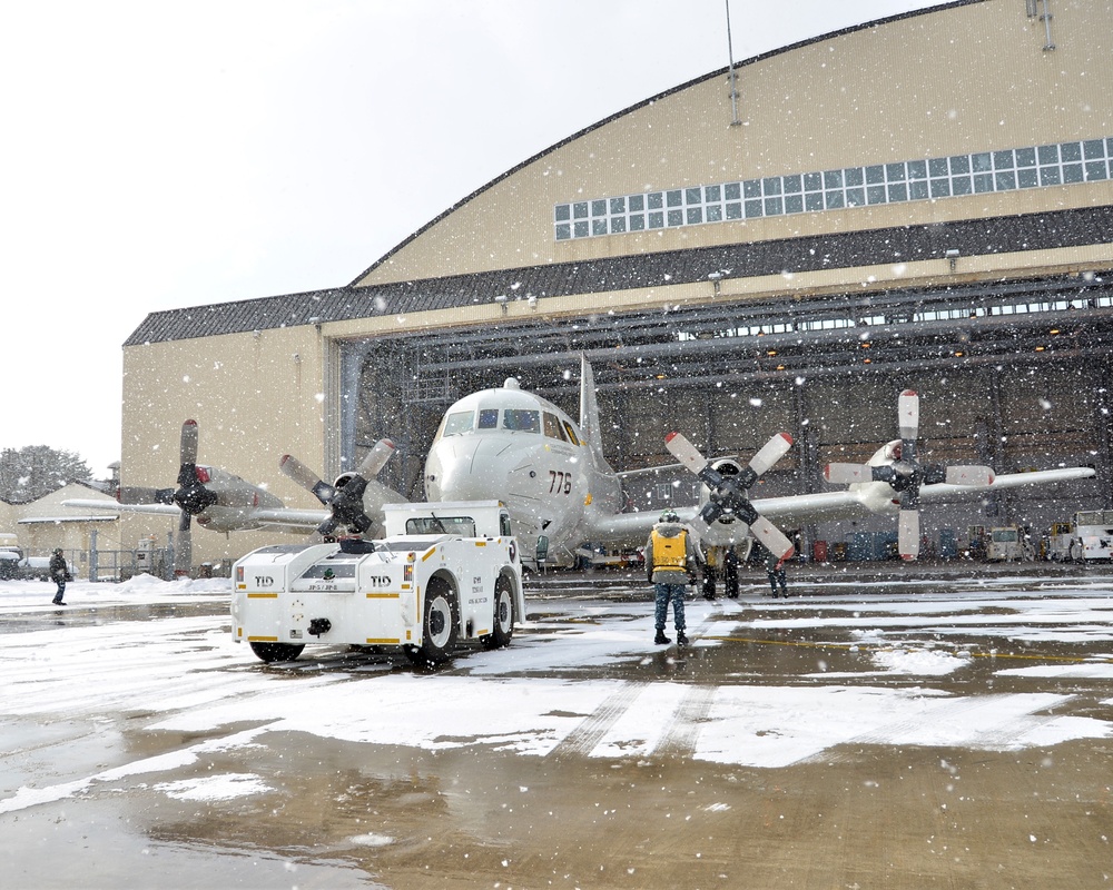 VP-46 sailors conduct move with P-3C Orion
