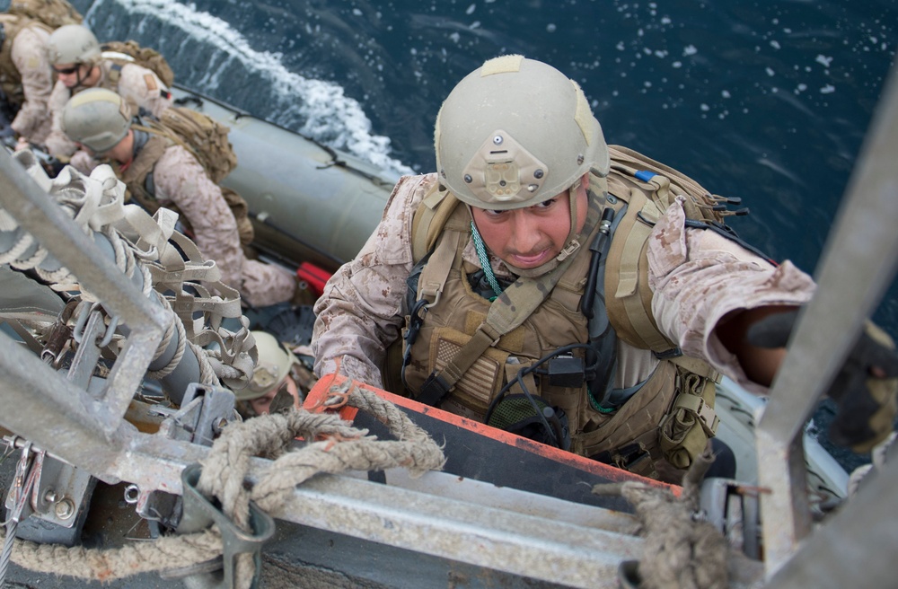 13th MEU visit, board, search and seizure exercise