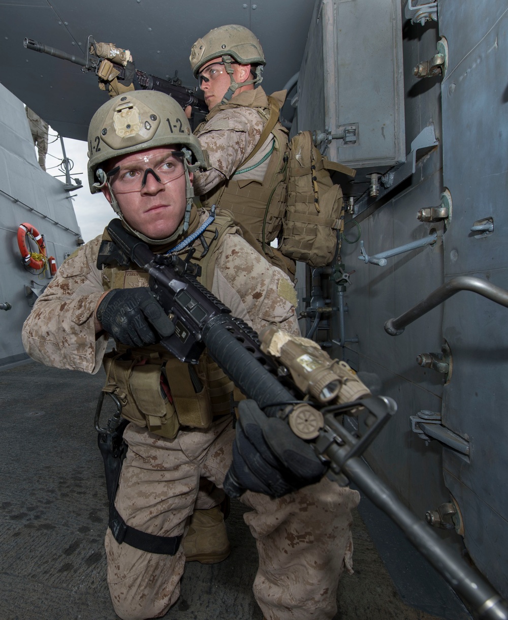 13th MEU visit, board, search and seizure exercise