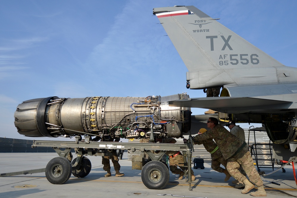 Airmen perform F-16 Fighting Falcon maintenance