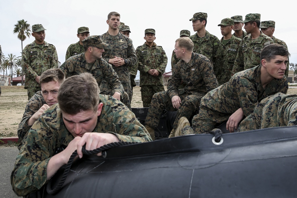 Marines train JGSDF in amphibious operations