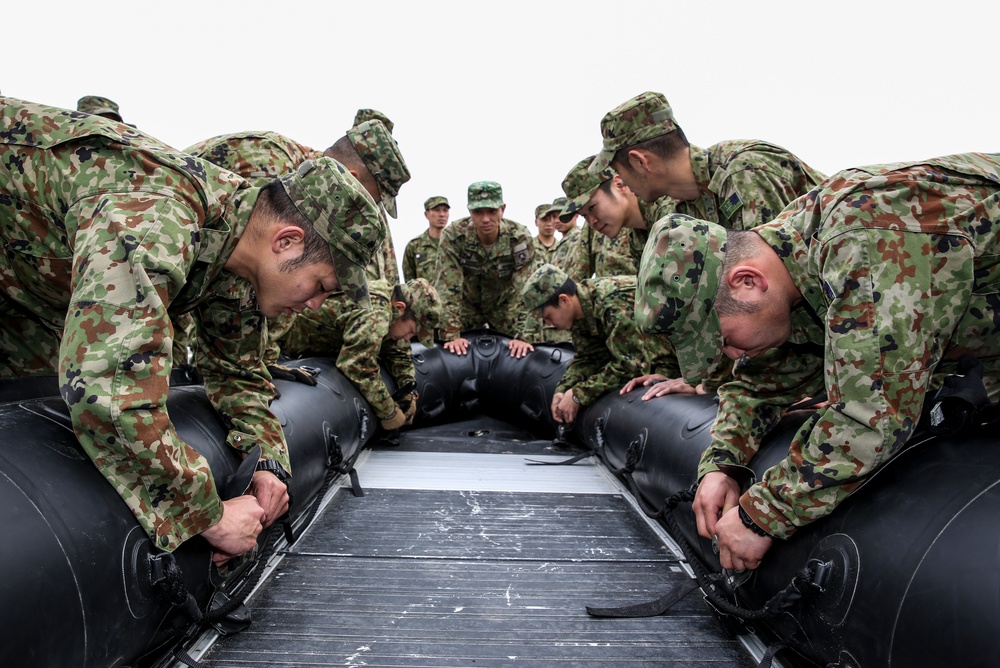 Marines train JGSDF in amphibious operations