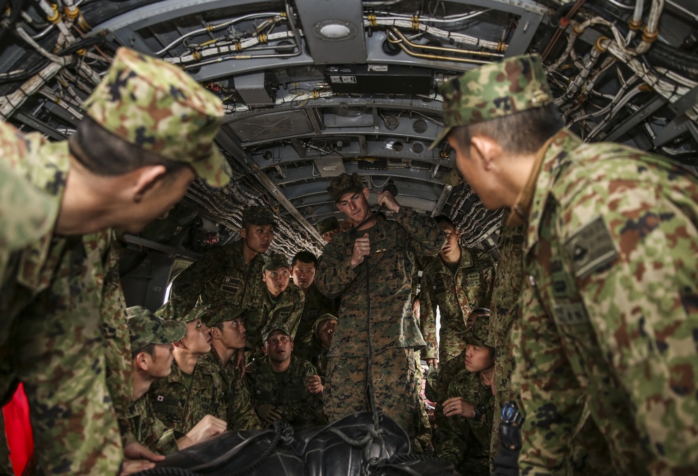 Marines train JGSDF in amphibious operations