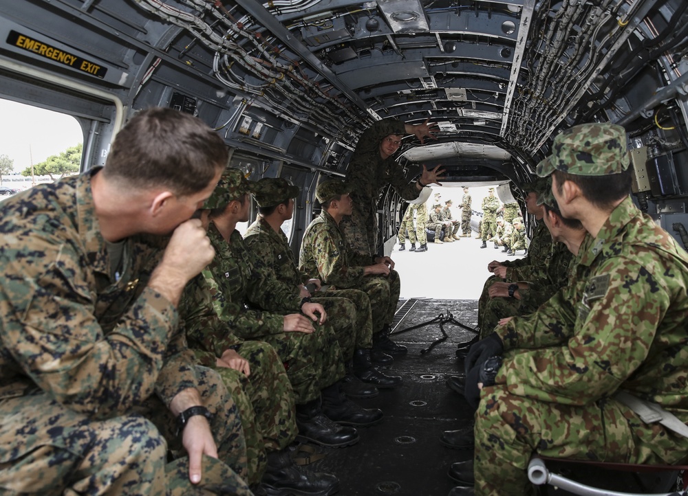 Marines train JGSDF in amphibious operations