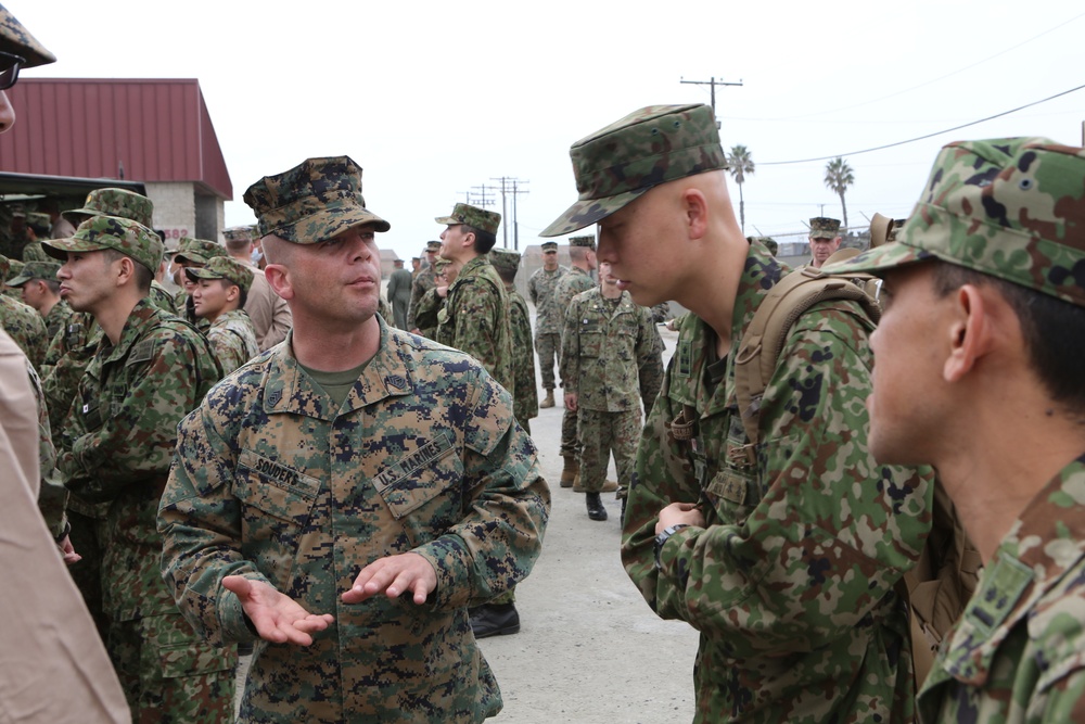 Marines introduce AAVs to JGSDF