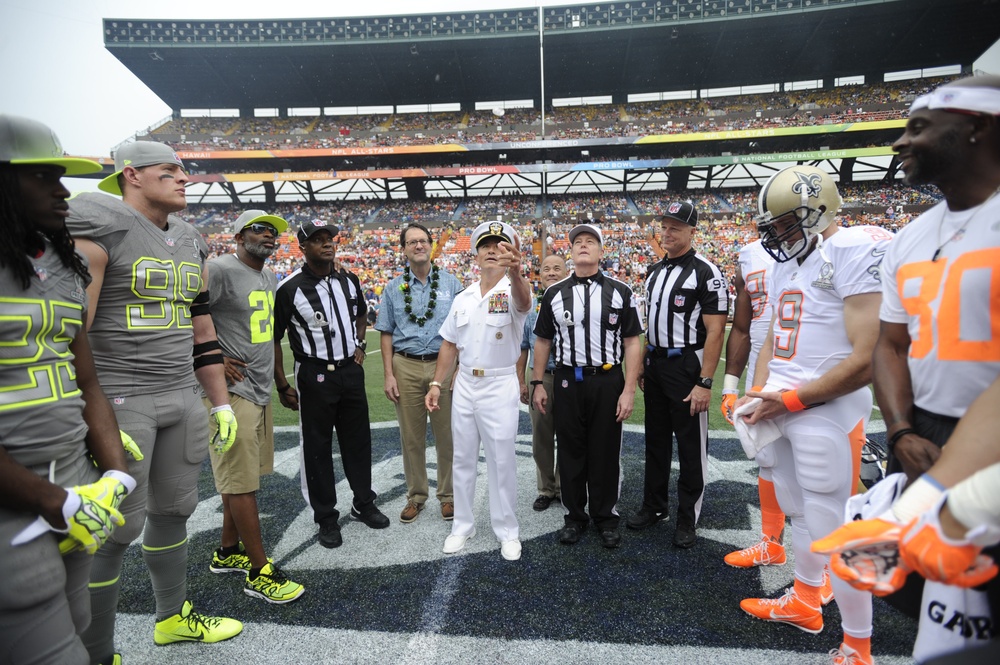 Adm. Harris conducts coin toss for 2014 Pro Bowl