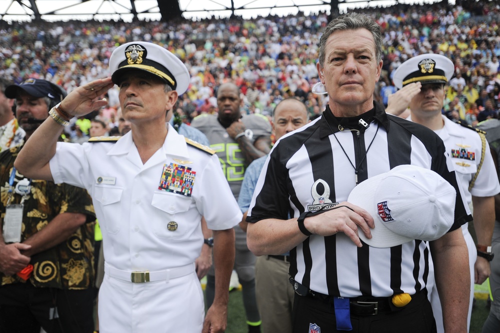 Adm. Harris conducts coin toss for 2014 Pro Bowl