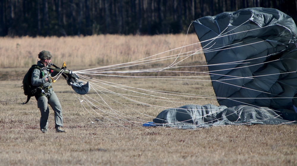 22nd MEU force recon performs free-fall jumps