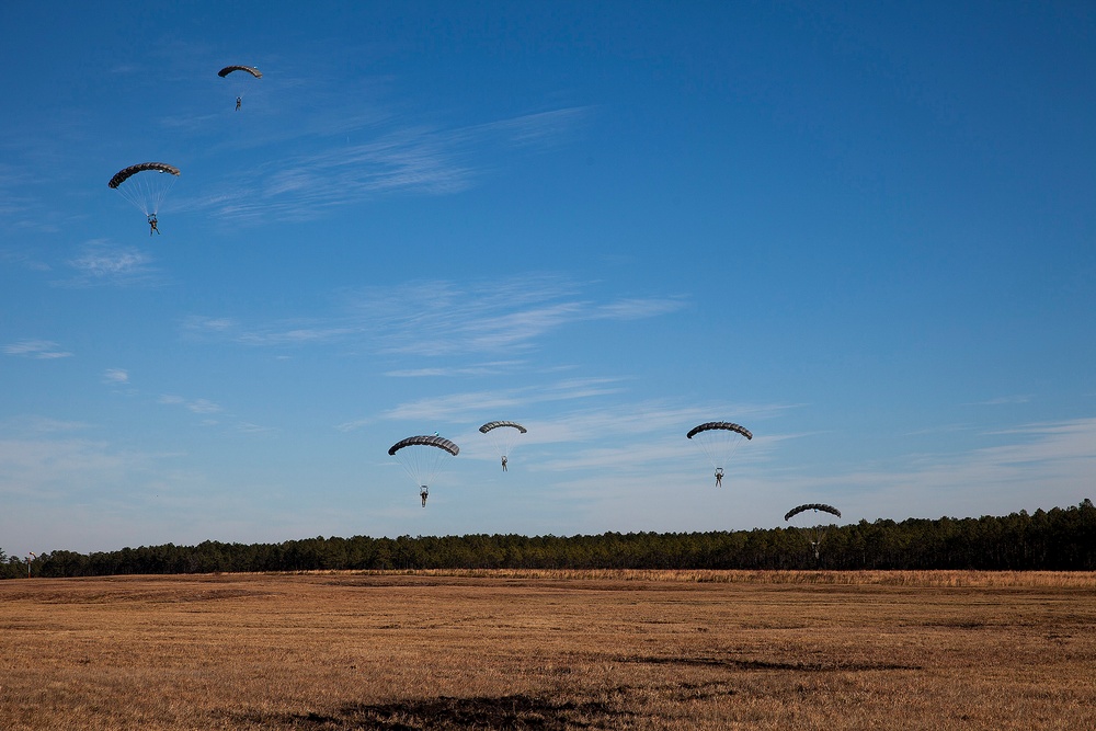 22nd MEU force recon performs free-fall jumps