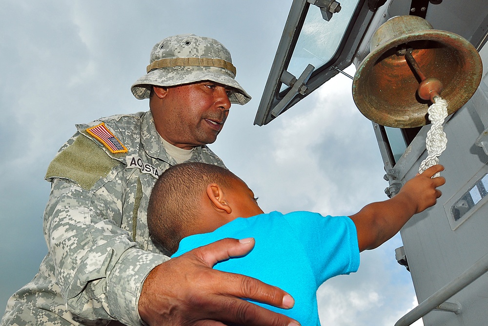 PRNG's Landing Craft citizen-soldiers welcome Vieques preschoolers