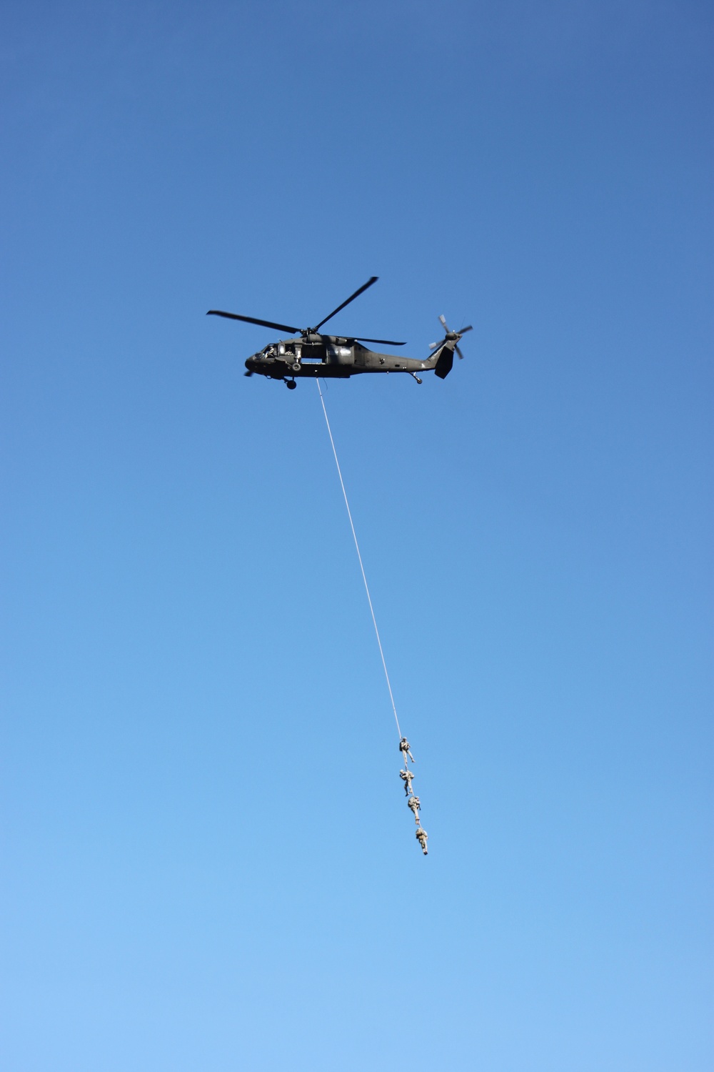 Instructors demonstrate SPIE extraction from UH-60 Black Hawk during Ranger School graduation