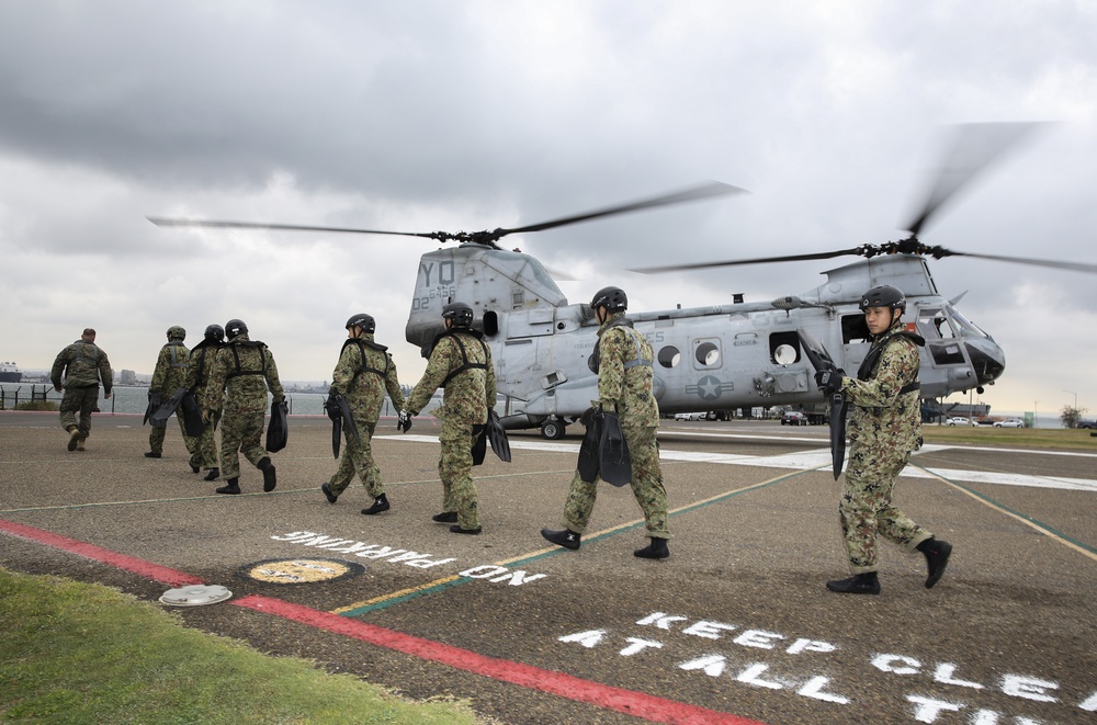 Marines train Japan Ground Self-Defense Force in Helocasting