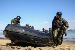 Marines train Japan Ground Self-Defense Force in Helocasting