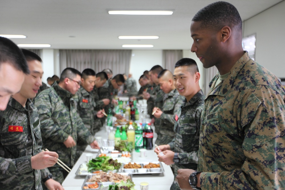 Warfighters enjoy feast together, before 400k Hike