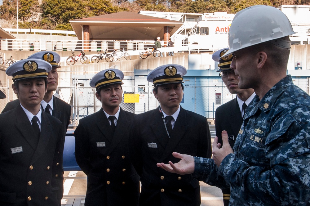 JMSDF officers tour USS George Washington