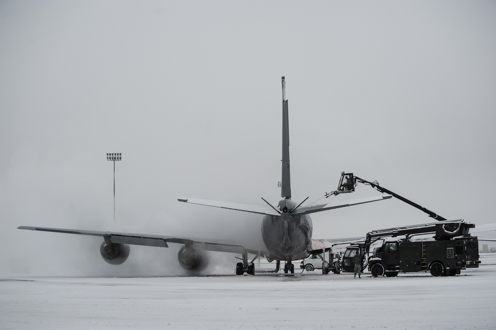 Fairchild airmen keep it cool