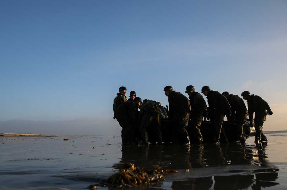 Marines train JGSDF on Amphibious-Insertions