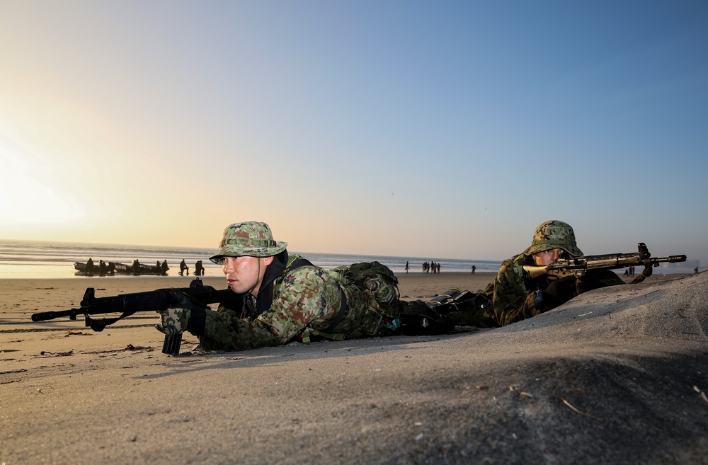 Marines train JGSDF on Amphibious-Insertions