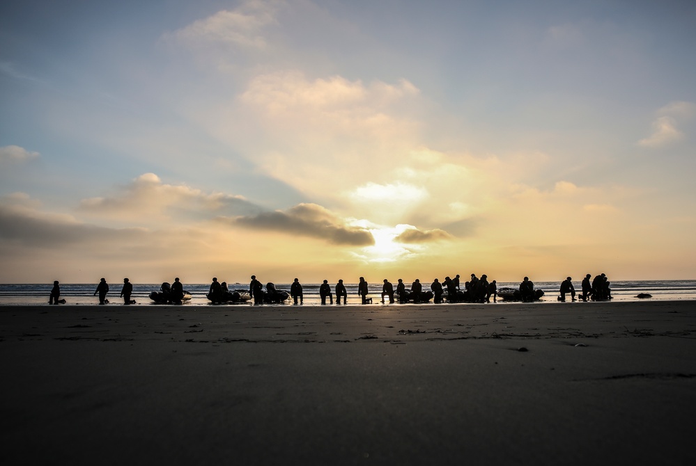 Marines train JGSDF on Amphibious-Insertions