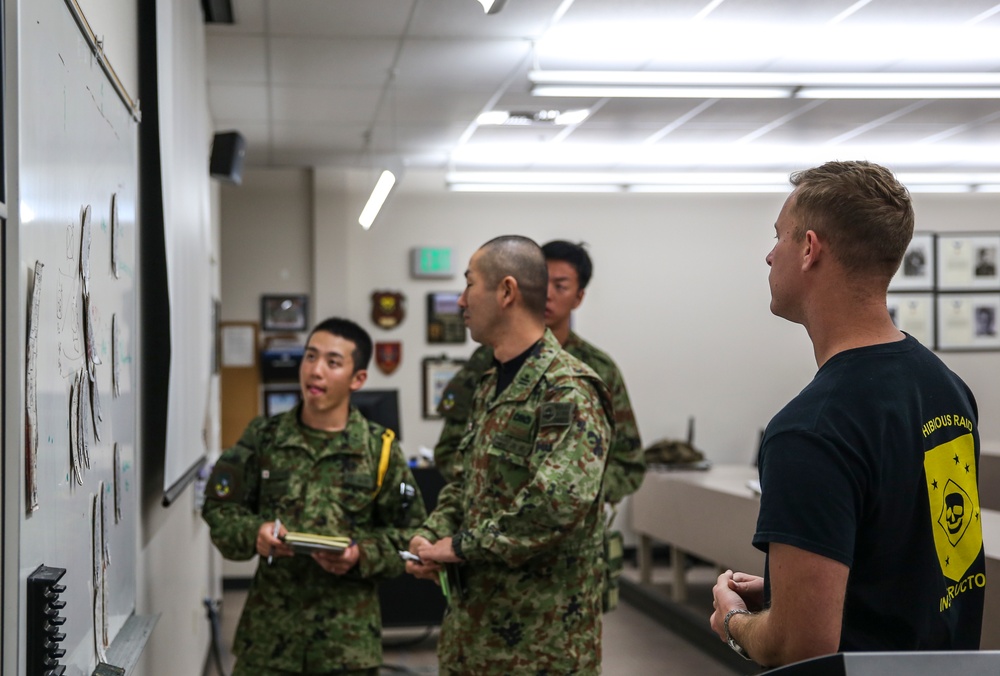 Marines train JGSDF on Amphibious-Insertions