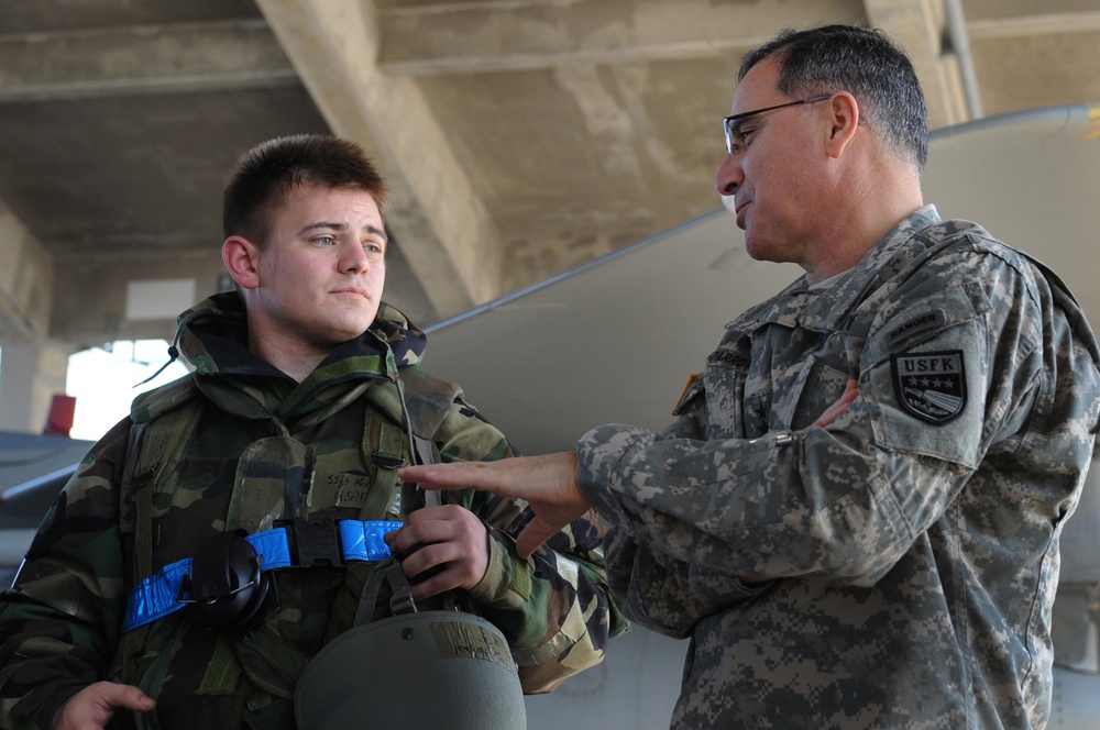 USFK commander arrives at Kadena Air Base