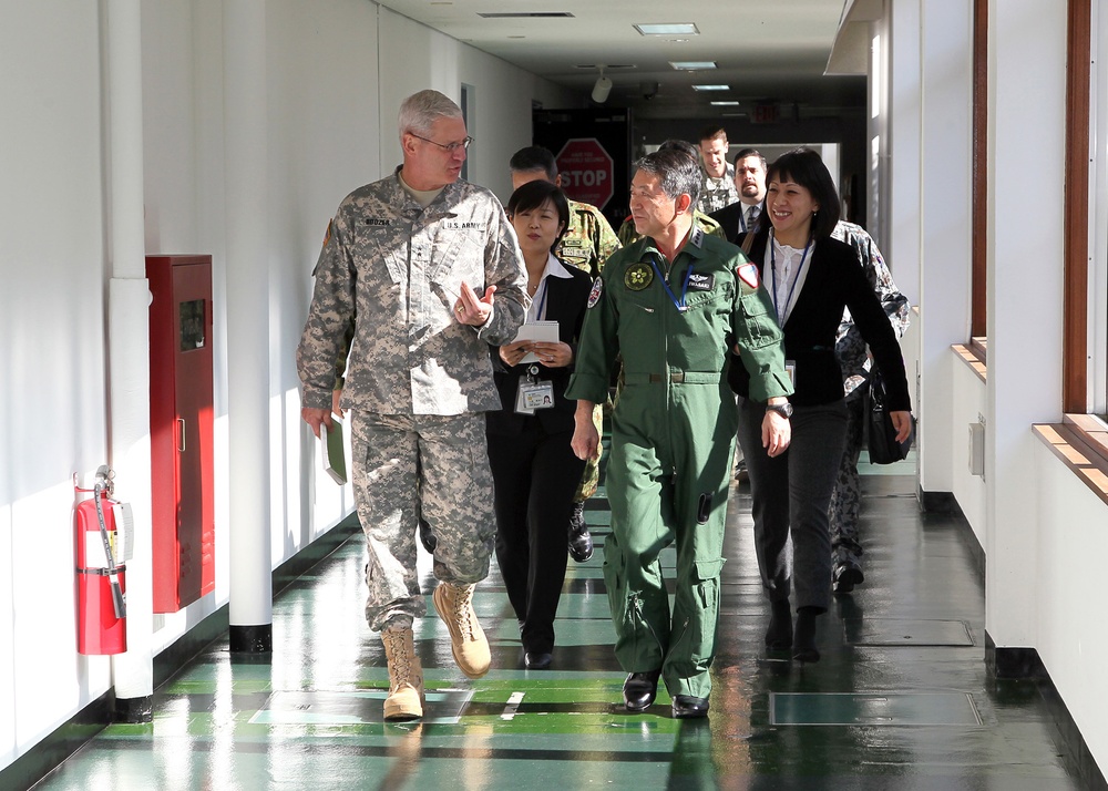 Gen. Iwasaki visit Camp Zama, Japan, Keen Edge 2014 operations