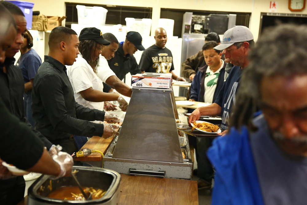 Marines volunteer at local homeless shelter