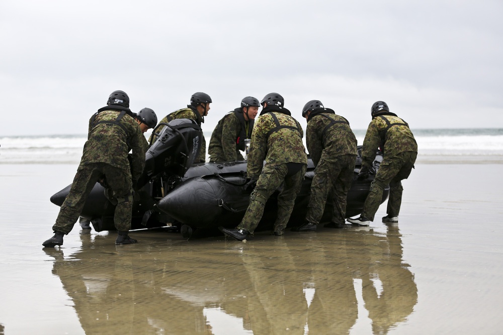 EWTGPAC, JGSDF train in Coronado bay